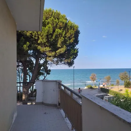 Quadruple For A Totally Relaxing 20 Meters From The Sea Пинето