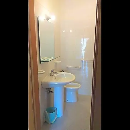 Quadruple For A Totally Relaxing 20 Meters From The Sea Пинето