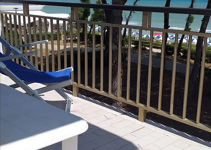 Panzió Quadruple For A Totally Relaxing 20 Meters From The Sea Pineto