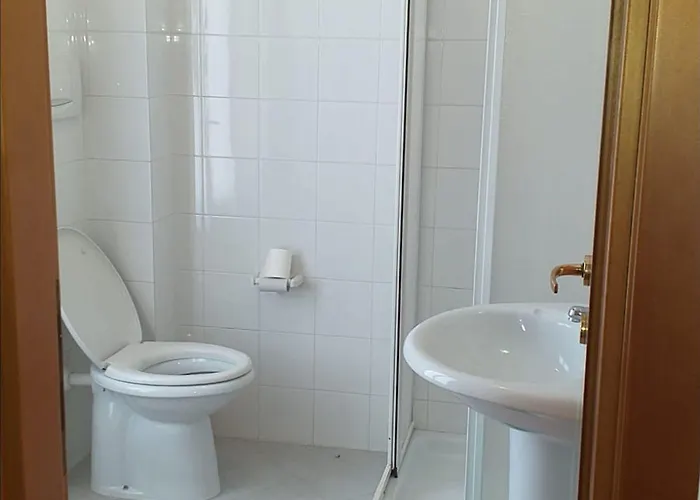 Panzió Quadruple For A Totally Relaxing 20 Meters From The Sea Pineto